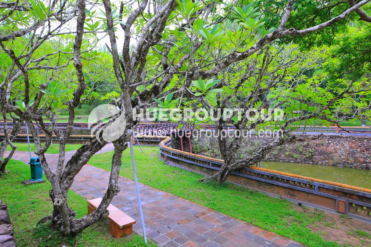 Tu Duc’s Tomb – Ho Quyen Arena – Thuy Bieu Village – Ru Cha Forest – Tam Giang Lagoon
